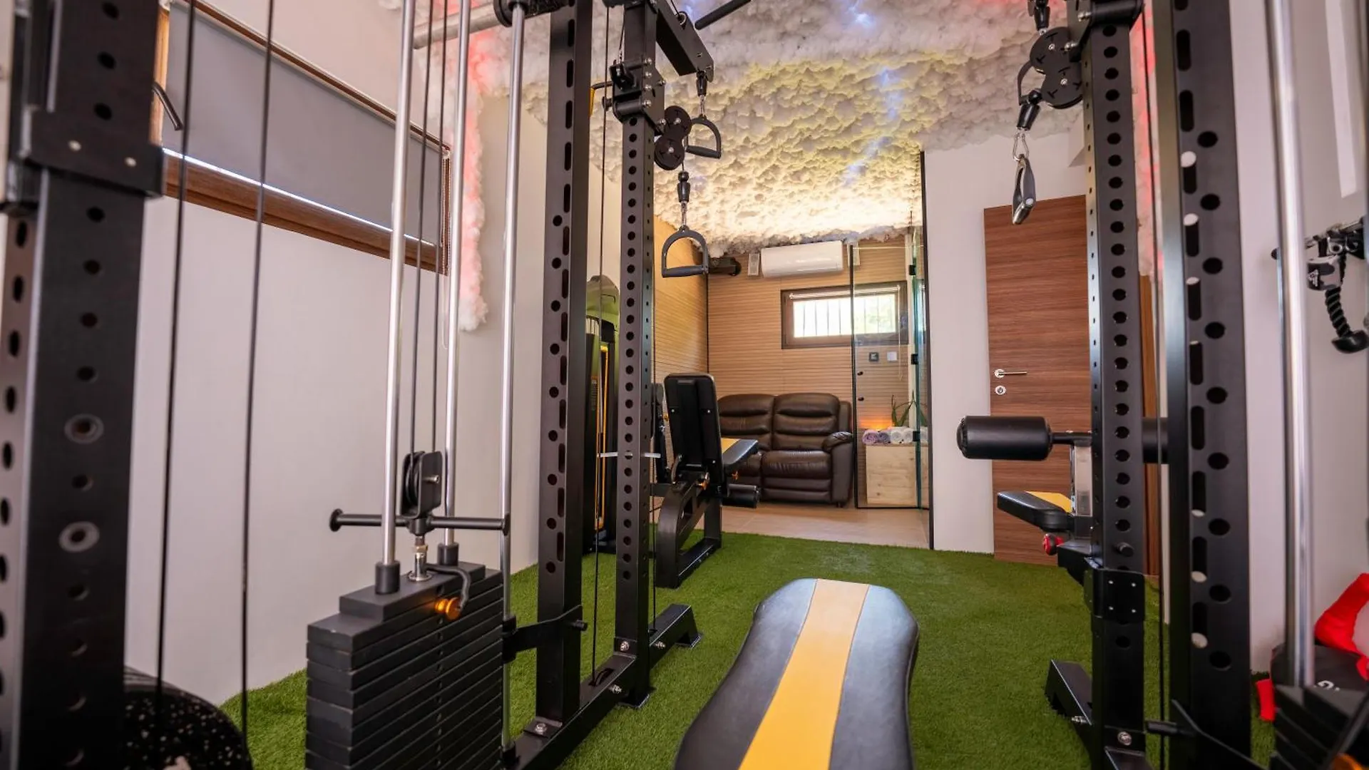Baroque Art With Pool, Sauna And Gym Pridraga